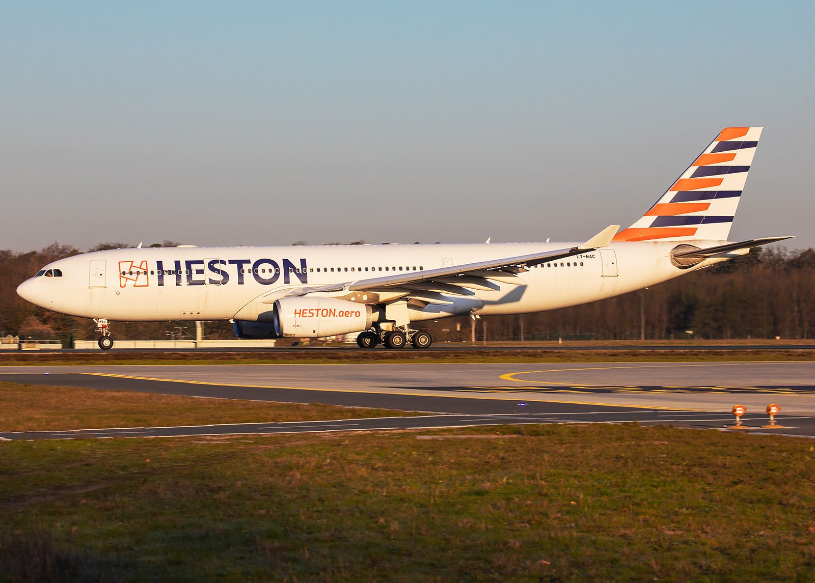 Emirates Airbus A380 Takeoff Frankfurt Airport<br />
A6-EOQ