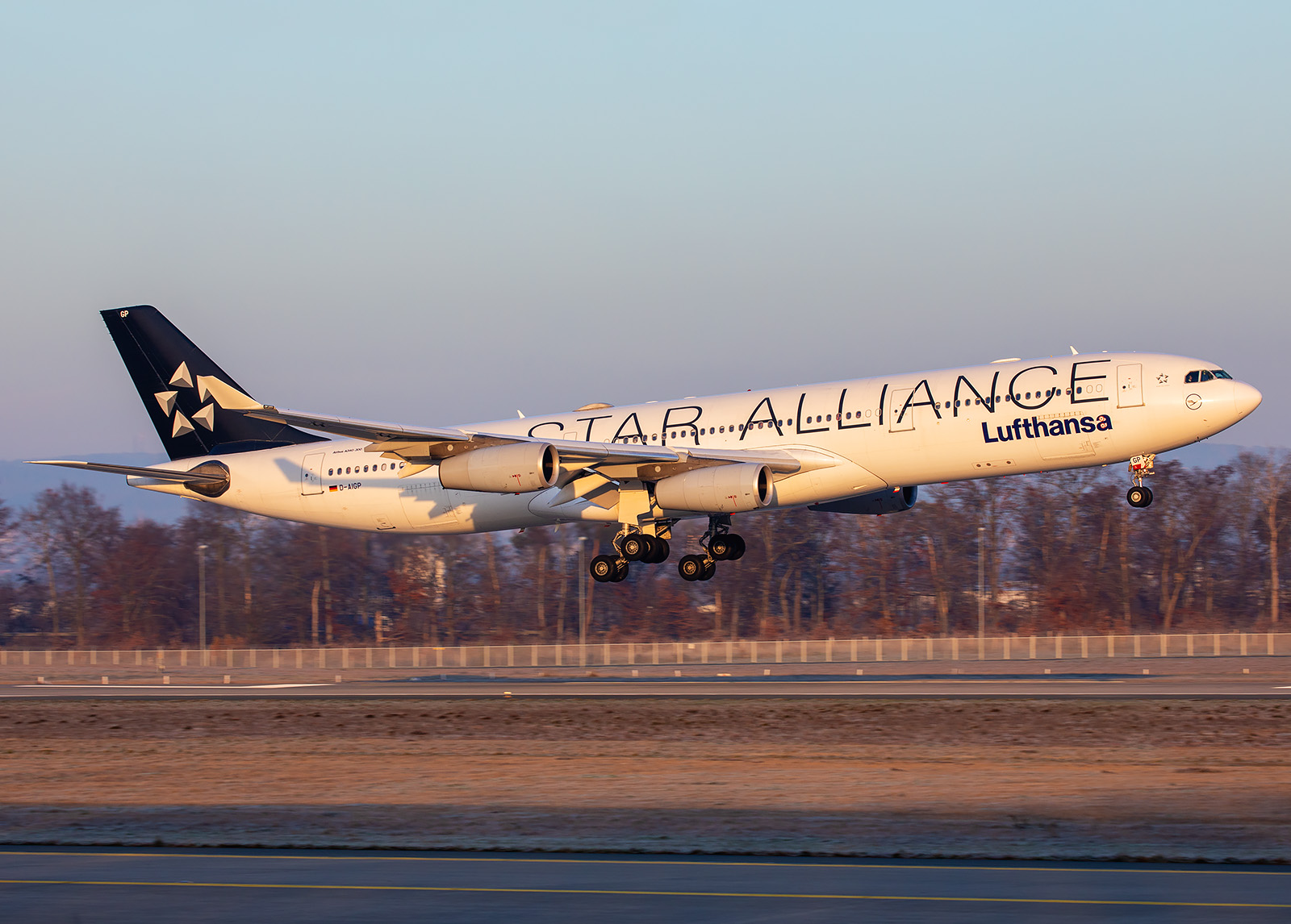 Emirates Airbus A380 Takeoff Frankfurt Airport<br />
A6-EOQ